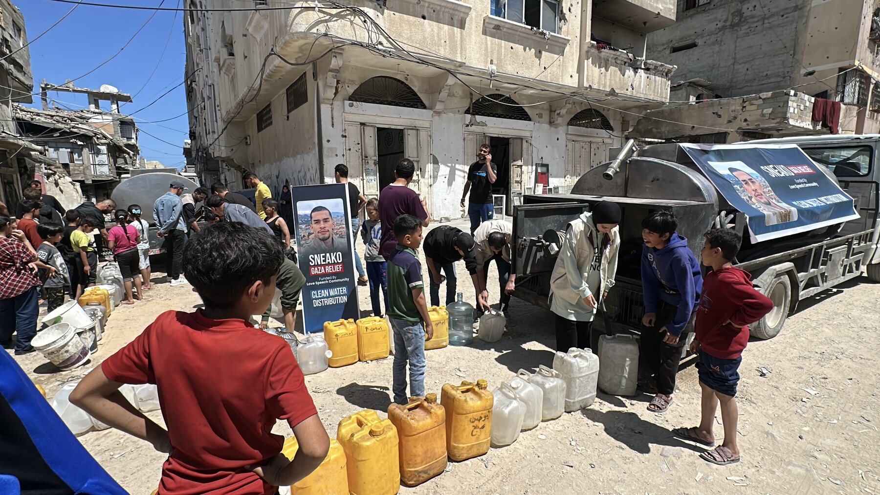 Gaza clean water distribution 1