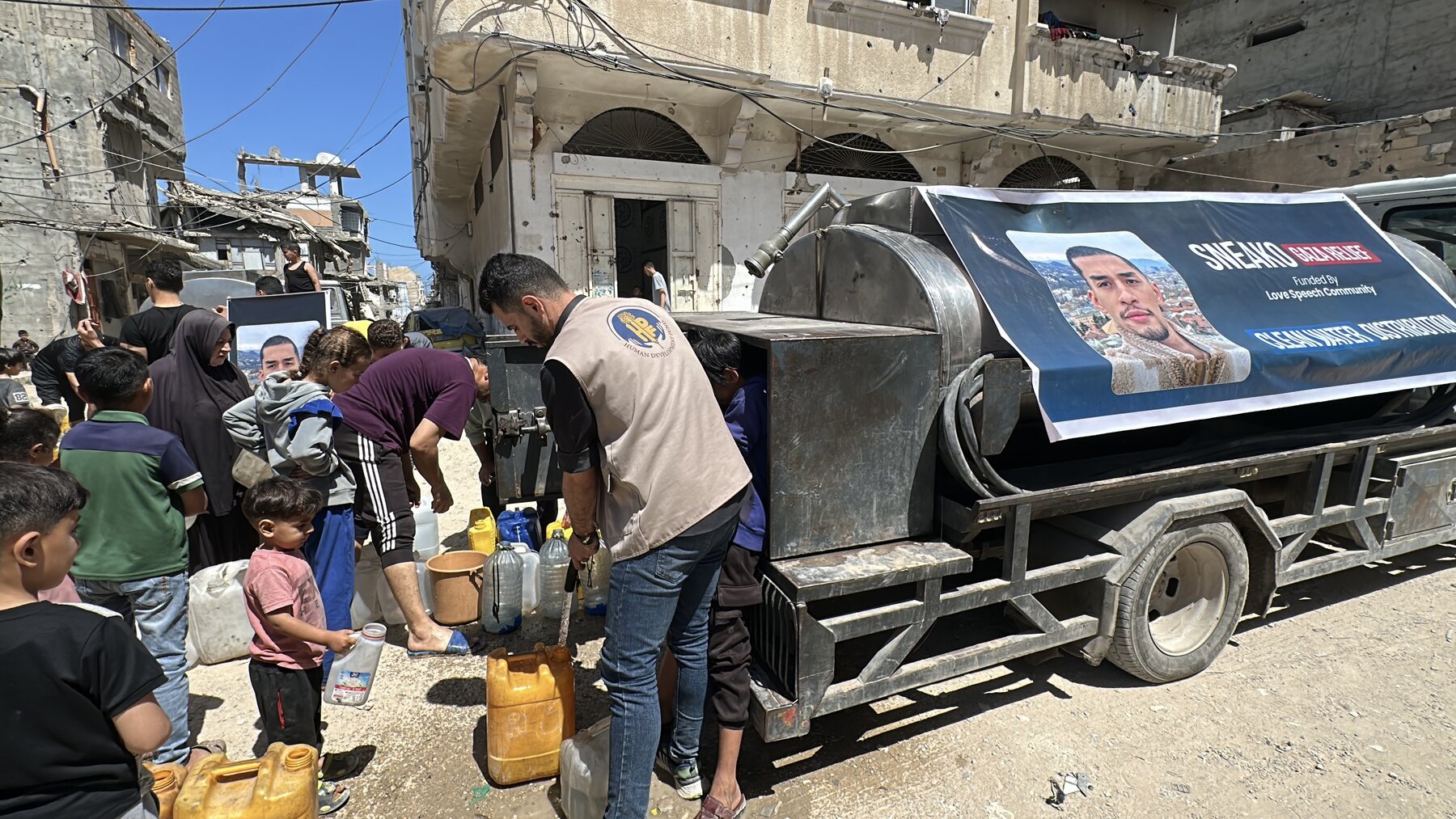 Gaza clean water distribution 10