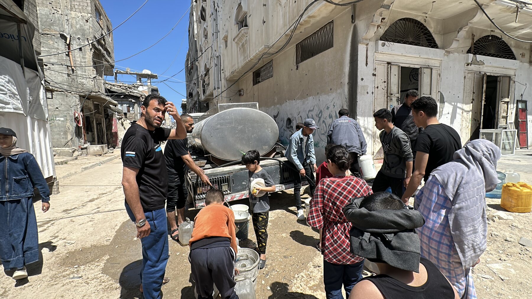 Gaza clean water distribution 13
