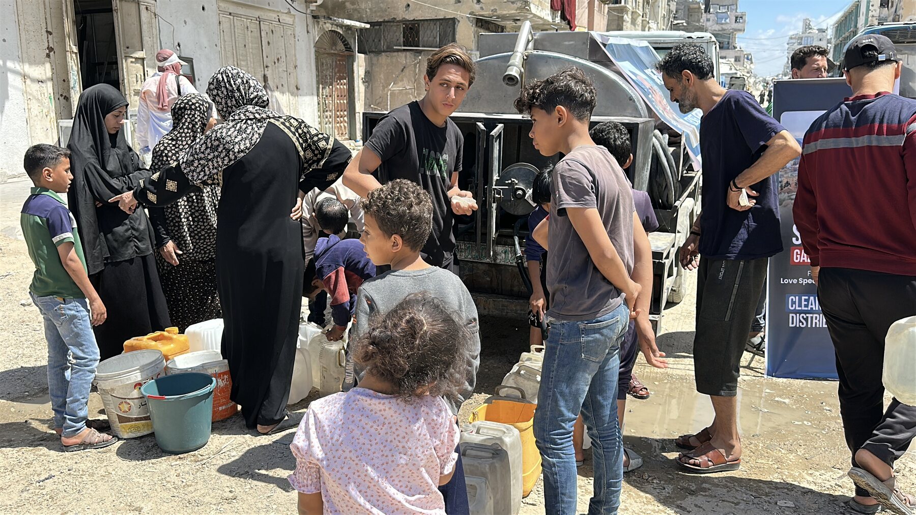 Gaza clean water distribution 18